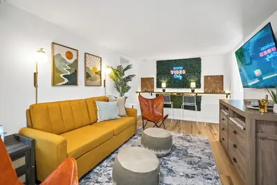 Image de Charming 3-bedroom house with 5 beds, deck, fire pit, and Bbq, minutes from Nrg
