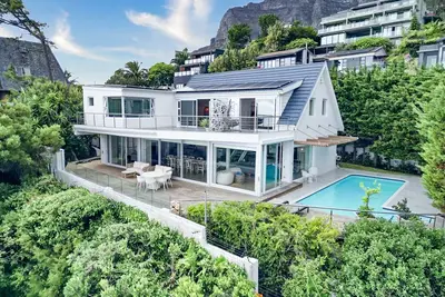 Image de Ocean & Mountain - It's all about the views! Beach style home