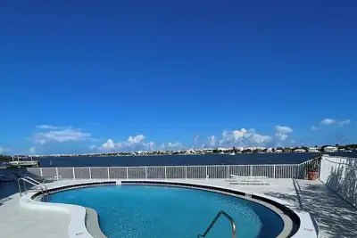 Image de Cozy 1-bedroom apartment furnished on the Intercostal in charming Lantana