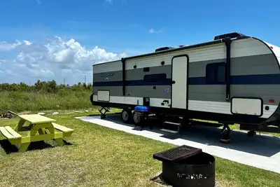 Image de Cozy 2-bedroom Rv Across From The Beach in Terrific Bolivar Peninsula w/WiFi, Ac