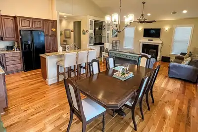 Image de Lovely and spacious detached home with garage less than a mile from the beach!