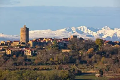Maison de famille dans un charmant village de pierre avec belle vue auvergnate