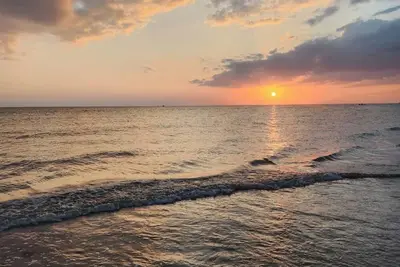 Image de New Coastal comfort, 3 bedroom, minutes from beach, walk to local restaurants