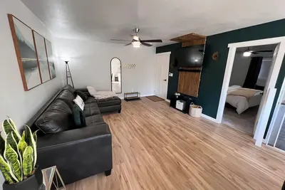 Image de Updated Cozy Downtown Forest Retreat