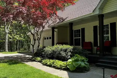 Image de Upscale Picturesque Hideaway. Fenced Yard, Hot tub, Firepit and Game Room.