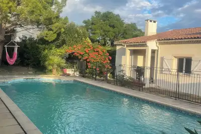 Image de Maison Ensoleillée avec Piscine Privée