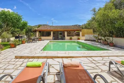 Finca en Son Macia en un Entorno Lleno de Tranquilidad con Piscina y Aacc
