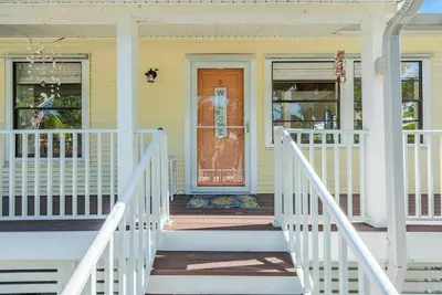 Image de Cozy 3-bedroom cottage in beautiful Sanibel with Ac, WiFi, and private deck