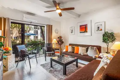 Charming apartment w/ shared pool, near Malecon, pool views