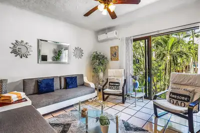 Cozy apartment w/ balcony, pool views, free Wifi