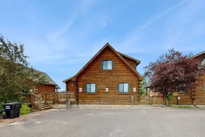 Image de Lower-Level duplex, adventure retreat with fire pit, patio, & Wif
