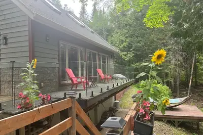 Image de Chalet au bord de l'eau situé sur un terrain boisé et paisible