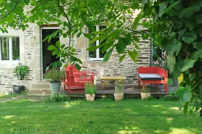 Image de Grande maison de campagne rénovée avec goût \net son jardin ombragé