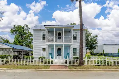 Image de 2 Houses 20 Mins to Beach - Sleeps 16