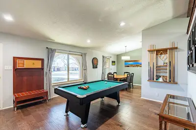 Image de ArtLens Casa-Billiards-Campfire-Wd-Wifi-Playset-TVs-Bluetooth Surround Sound