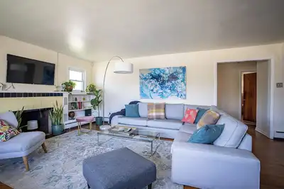 Image de Unique Mid-Century Modern House - 4bd/3ba