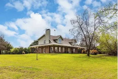 Image de 5 Acre Home Getaway fully Furnished. 2 stories w pickleball & bball lit court