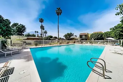 Image de Golf and Pickle Ball Lovers Delight in this sunny Golf Course Palm Springs Condo
