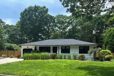Image de Charming 3-bedroom house with heated pool in Bellport village.