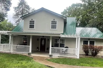 Image de Scenic Lake Barkley Waterfront Retreat - Spacious, 4 Bedrooms, sleeps 13!