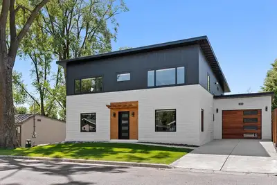 Image de Luxurious Modern home Built in 2024 On the channel of Lake Winneconne