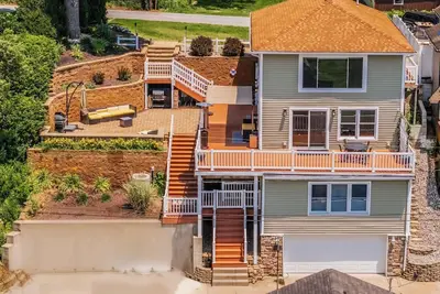Image de Luxurious Lake House w\/Amazing Outdoor Space! Steps From a Private LakeFront!
