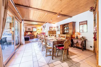 Image de Chalet \"Le Courti\" avec vue sur les montagnes, terrasse privée et Wi-Fi