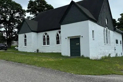 Image de Charming Church in East Jordan, 3 bedrooms, WiFi, pool-table and gas fireplace.