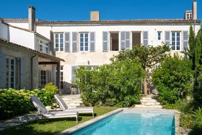 Image de Bâtisse historique rénovée avec piscine chauffée