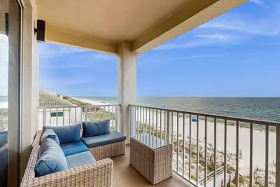 Image de Gorgeous ocean-view condo with beach access, pool, balcony & chef's kitchen