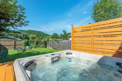 Image de Bee Tree Bliss | Pets, Hot Tub & Mountain Views!