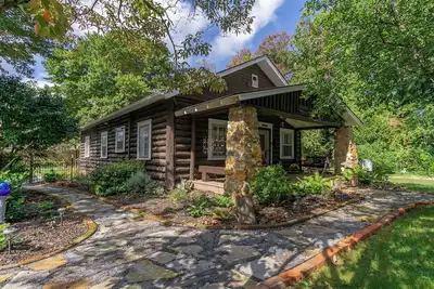 Image de Cabin Fever | Pet-friendly Log Cabin in the Heart of Black Mountain!