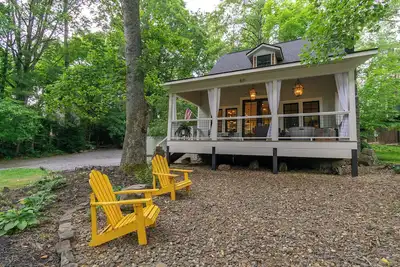 Image de Morning Glory | Luxury Cottage with Covered Porch & Outdoor Fire pit! - 3 Bedroom, 2 Bathroom
