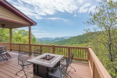 Image de Viewmont | Deck, Fire Pit & Breathtaking Mountain Views!