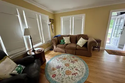 Image de In Harter Heights, it’s a quick walk to Notre Dame, with WiFi, Ac, nice kitchen!