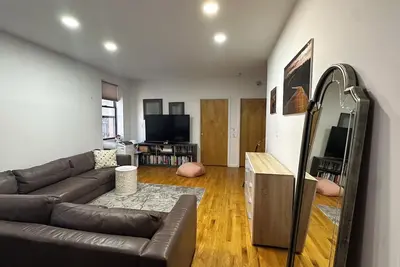 Image de Large 1-bed apartment in New York right by the Freedom Tower with WiFi, Ac