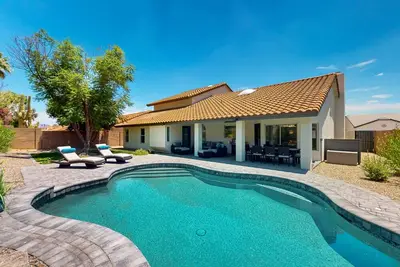 Image de A stately luxury house with pool nestled in a serene neighborhood