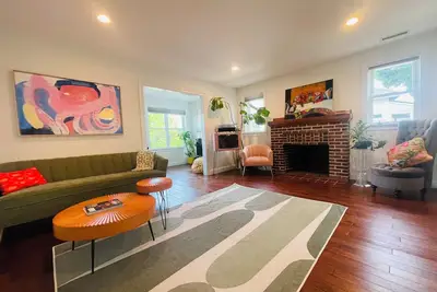 Image de Funky and cozy home! A little bit of everything for everyone.