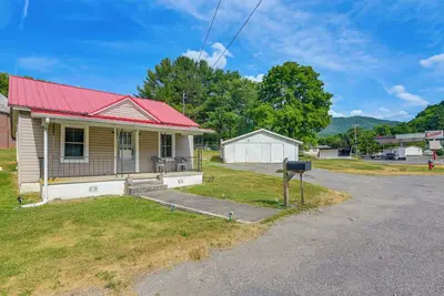 Image de Cozy Tazewell Home w\/ Grill on Back of the Dragon!