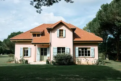 Image de La Maison Rose, 5 à 7 suites, dans un parc privé, à 10 minutes des plages.