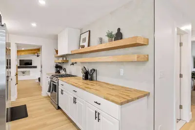 Image de Renovated, Bright & Spacious Farmington Retreat!
