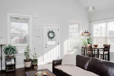 Image de Charming Excellent Downtown 3-bed 2. 5 bath house with a private fenced yard.