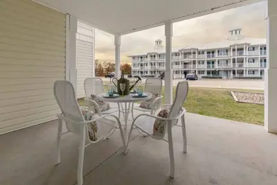 Cozy 2-bedroom apartment with Ac, fitness room and WiFi in welcoming Flint