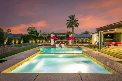 Image de Modern Retreat | Pool, Spa & Stylish Backyard