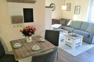 Image de Chic vacation home with 2 balconies (south & west) in a central location.