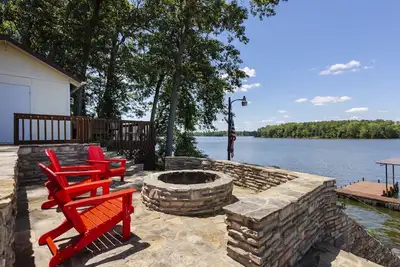 Image de Amazing firepit, dock, and lake toys with a view