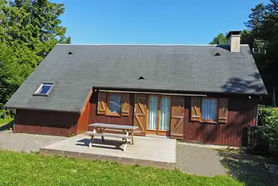 Image de Chalet tout confort en lisière de forêt avec cheminée, terrasse et accès direct à un étang de pêche