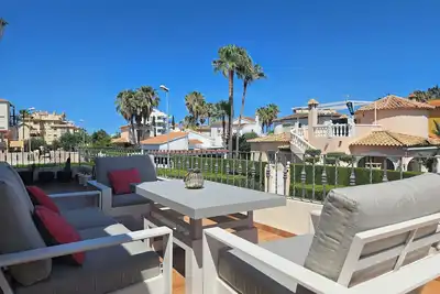 Image de Maison mitoyenne avec piscine et proche de la mer.