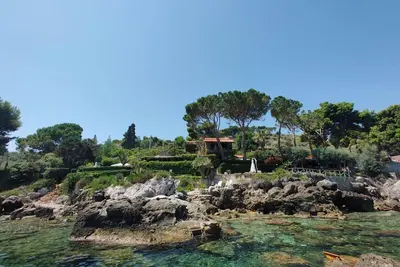 Image de Beach house \" Alle due Torri\" overlooking the rock, between blue and green