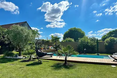 Image de Maison de caractère avec piscine chauffée bordée de nature
